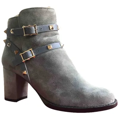 Pre-owned Valentino Garavani Rockstud Buckled Boots In Grey