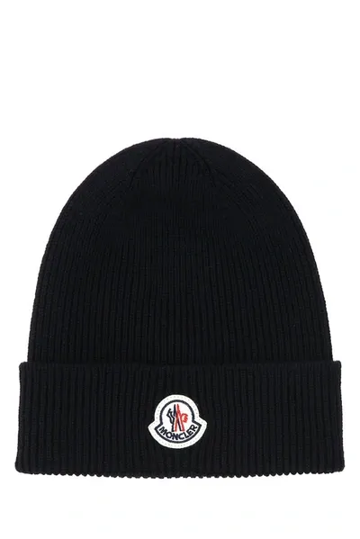 Moncler Logo Patch Knitted Beanie In Blue