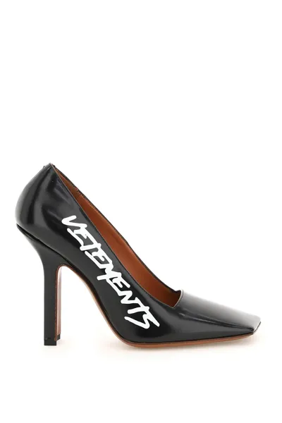 Vetements Logo Boomerang Pumps In Black