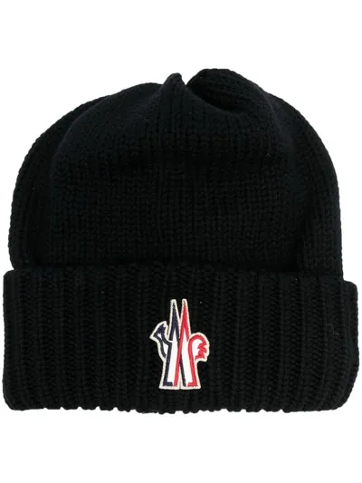 Moncler Logo Patch Ribbed Knit Beanie In Black