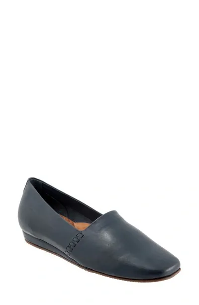 Softwalk Vale Flat In Navy