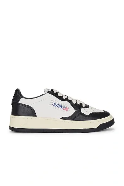 Autry Medalist Bicolor Sneakers In White,black