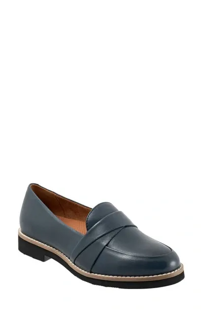 Softwalk Walsh Loafer In Navy