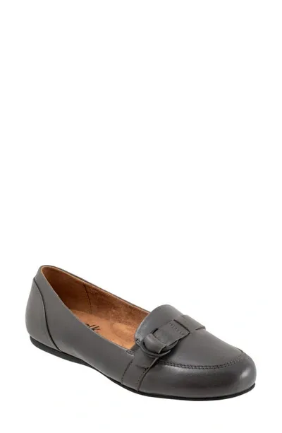 Softwalk Serra Flat In Grey