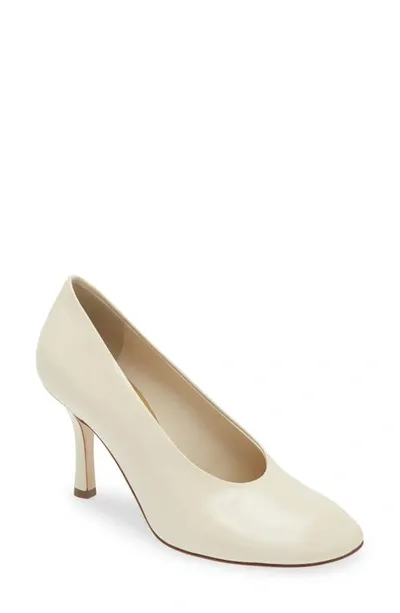 Burberry Rounded Toe Pump In Ivory