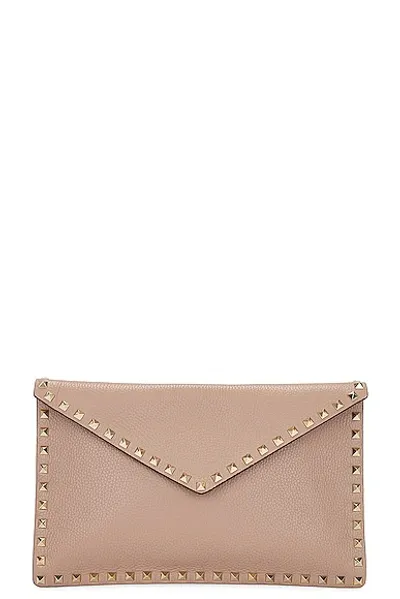 Valentino Garavani Rockstud Large Flat Pouch In Poudre