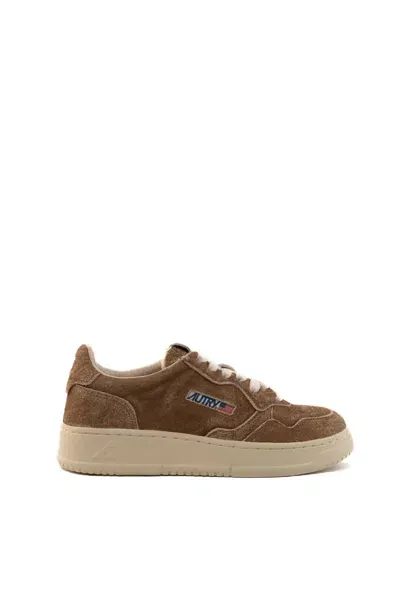 Autry Medalist Low Sneakers In Brown Texas Suede In Beige