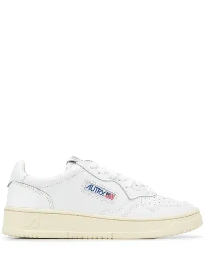 Autry Medalist Low Wom  Leat/leat Wht/wht Shoes In Ll15 Wht/wht