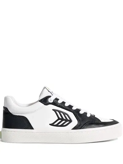 Cariuma Vallely Sneakers In White/black