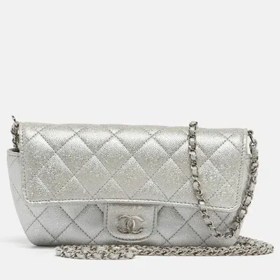 Pre-owned Chanel Silver Iridescent Caviar Quilted Leather Glassed Case With Chain