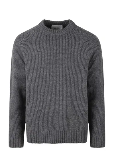 Closed Round Neck Sweater In Grey