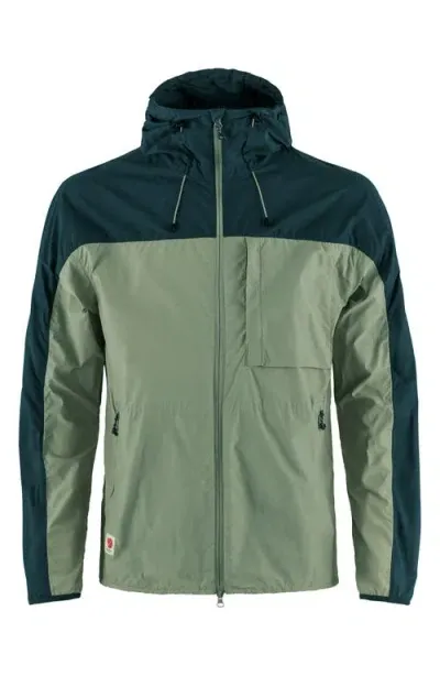 Fjall Raven Fjällräven High Coast Hooded Wind Jacket In Patina Green-navy