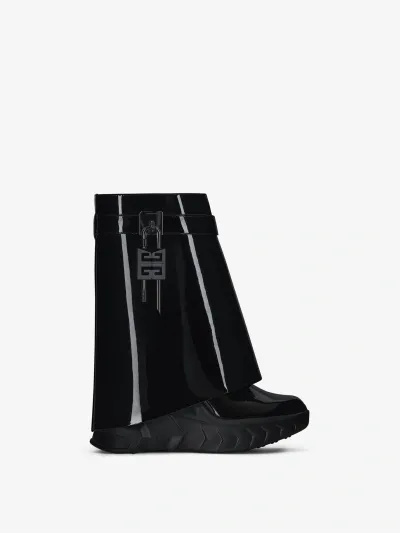 Givenchy Bottines Shark Lock Biker En Cuir Verni In Black