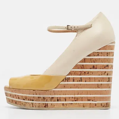 Pre-owned Gucci Beige/yellow Patent And Leather Cork Wedge Pumps Size 39