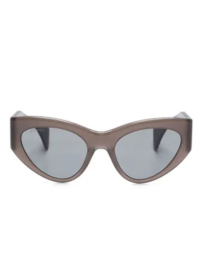 Gucci Cat-eye Sunglasses In 灰色