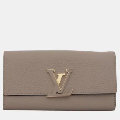 Pre-owned Louis Vuitton Pebbled Leather Capucines Wallet In Grey