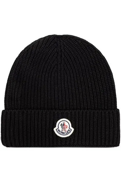 Moncler Classic Logo Embroidered Beanie In Black