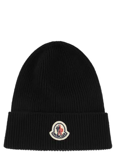 Moncler Logo Patch Knitted Beanie In Black