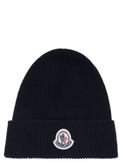 Moncler Logo Patch Knitted Beanie In Navy