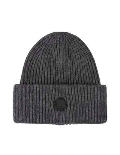 Moncler Logo Patch Ribbed Knit Beanie In Grey