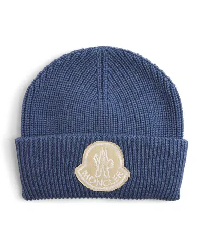 Moncler Wool Ribbed Logo Beanie In Blue