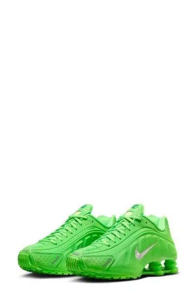 Nike Shox R4 Sneaker In Green Strike/metallic Silver