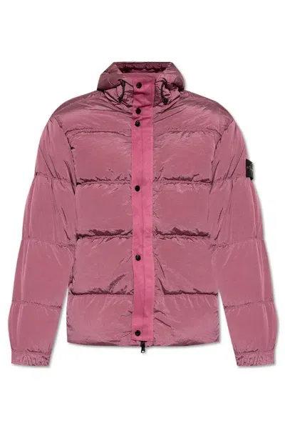 Stone Island Logo Patch Hooded Puffer Jacket In Pink