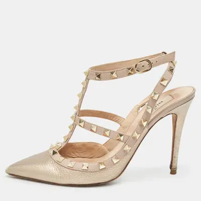 Pre-owned Valentino Garavani Beige/gold Leather Rockstud Pumps Size 40 In Metallic