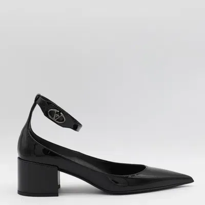 Valentino Garavani Valentino Logo Plaque Pointed Toe Pumps In Schwarz