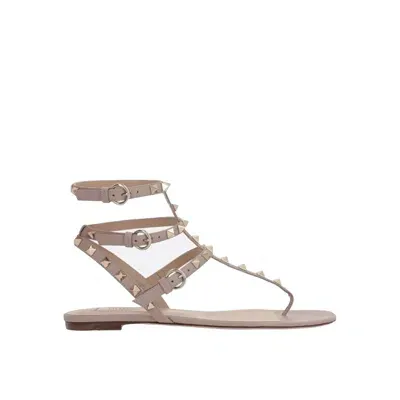 Valentino Garavani Rockstud Flip Flop Sandals In Cream