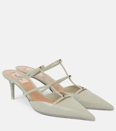 Valentino Garavani Mules Rockstud Wispy 60 Aus Leder In Grey