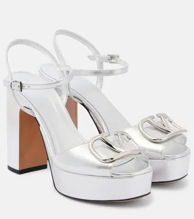 Valentino Garavani Plateausandalen Vlogo Signature Aus Metallic-leder In Silber