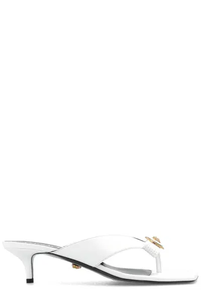 Versace Gianni Metallic Bow Thong Sandals In Optical White