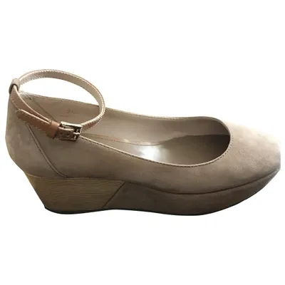 Pre-owned Tod's Ballet Flats In Beige