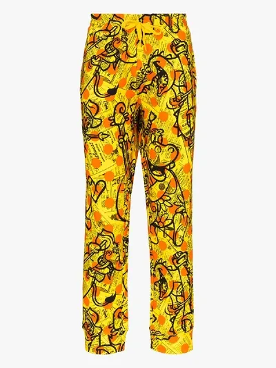 Moschino Sporthose Mit Zeitungs-print In Yellow