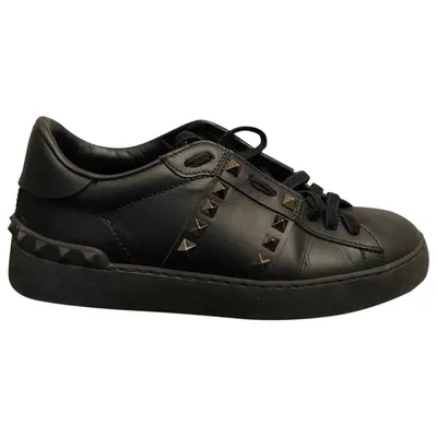 Pre-owned Valentino Garavani Rockstud Leather Trainers In Black