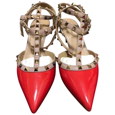 Pre-owned Valentino Garavani Rockstud Patent Leather Heels In Orange