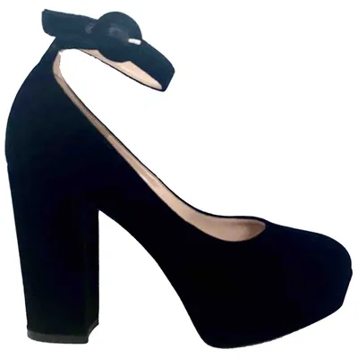 Pre-owned Gianvito Rossi Velvet Heels In Black