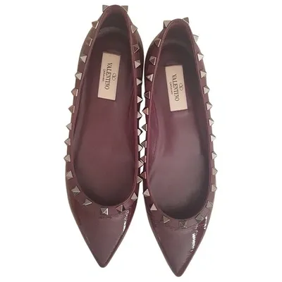 Pre-owned Valentino Garavani Rockstud Patent Leather Ballet Flats In Burgundy