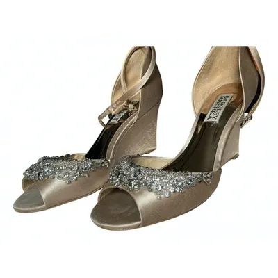 Pre-owned Badgley Mischka Cloth Heels In Beige