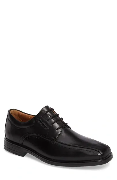 Clarksr Un.kenneth Bike Toe Oxford In Black Leather