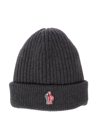 Moncler Ribbed-knit Logo-patch Beanie Hat In Grigio