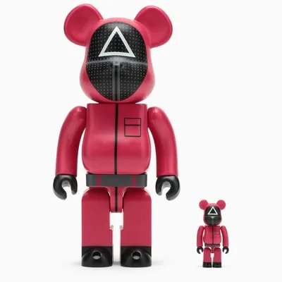 Medicom Toy Bearbrick 100%+400% Squid Game Guard Triangle In Red