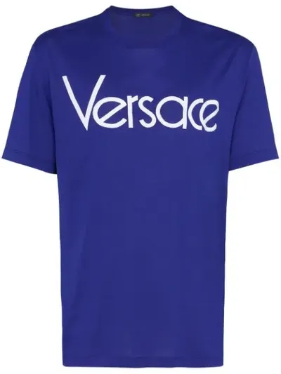 Versace T-shirt Mit Logo-print In Blue