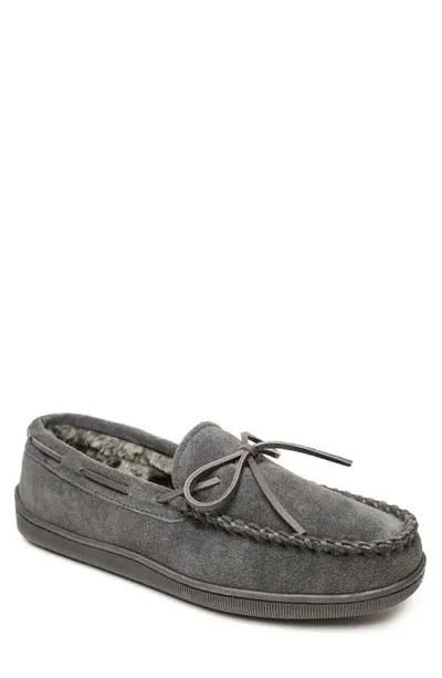 Minnetonka Driving Shoe In Charcoal