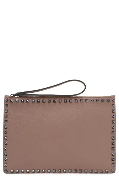 Valentino Garavani Rockstud Grainy Leather Pouch In Clay