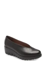 Wonders Lightweight Wedge Pump In Black Leather